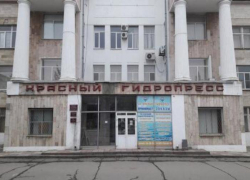 В Таганроге горит заброшенный цех "Красного гидропресса"