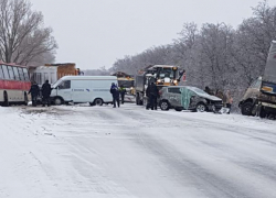 Одна за другой врезаются и слетают с трассы машины под Таганрогом