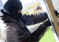 В Таганроге квартирные воры вынесли из квартиры имущество 