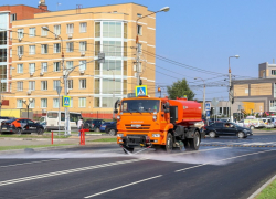 «Это что — отпариватель?»: жительниц Таганрога насмешила «уборка» улиц поливальными машинами (видео)