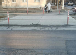 «Недолго музыка играла»: железный столбик, мешавший развороту большегрузов, вырвали