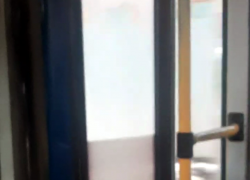 С ветерком да по морозу: 29 маршрутка вышла на рейс с западающей дверью