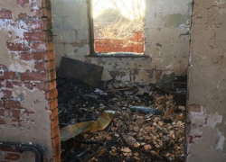 «Не дотушили и всё сгорело», - под Таганрогом пожар забрал дом многодетной семьи