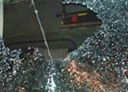 От бутылки, брошенной в окно трамвая, в Таганроге пострадал подросток