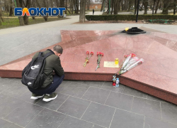 Таганрожцы несут цветы в память о жертвах теракта в Подмосковье