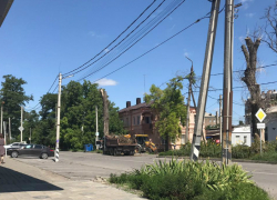 В Таганроге службы благоустройства спасли счётчик  и убрали ветки