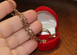 «Одолжила» по-соседски: под Таганрогом местная жительница украла золотые украшения у знакомой