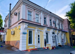 Тропическая расцветка да и только: в неформатные оттенки выкрасили старинное здание в центра Таганрога