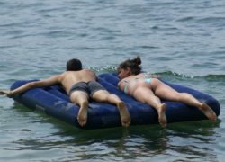  Парочка,  уплывшая на матрасе,  не смогла вернуться на берег Таганрогского залива, их жизнь спас телефон