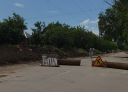 «Мужики, сделайте проезд хотя бы здесь!»: таганрожцы жалуются на перекрытую улицу и забытые сроки