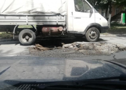 В Таганроге под газелью обвалилась земля и заблокировала выезд