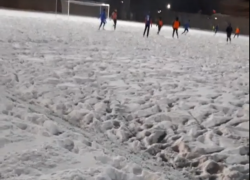 На морозе и в снегу тренируются суровые таганрогские футболисты