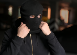 Украли из кассы деньги и скрылись: в Таганроге задержали преступников 