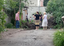 Врач не попал к ребенку, таганрожцы пролазят в дыры в заборе - «спасибо» «Водоканалу»