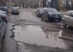 Из-за бездействия «Благоустройства» Таганрога, артистов везут по дороге из сплошных ям