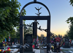 В память о героях России в Таганроге установлен мемориал «Колокол с журавлями» 