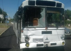 Автобус с пассажирами в Таганроге попал в нестандартное ДТП