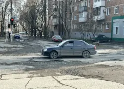 "Она здесь есть с тех пор, как я родился": ямы на 10-м Новом возмущают даже таганрогских зумеров