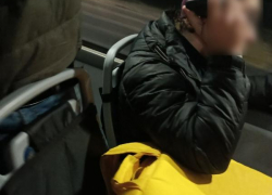 Пассажир занял два места в таганрогской маршрутке и там же поужинал