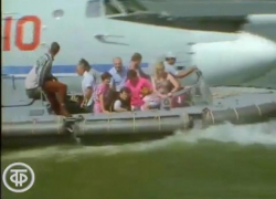  Уникальная съемка — самолет артистов «Аншлага» сел на воды Таганрогского залива 23 года назад