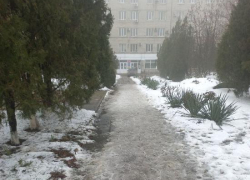 "Уйдём на костылях": таганроженка переживает за ледовый каток у Детской многопрофильной больницы