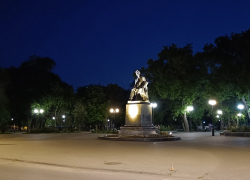 В Таганроге подсветили памятник Чехову 