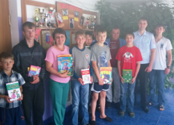 Полицейские подарили книги воспитанникам детского дома