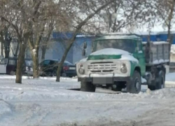 Таганрожцы просят убрать бесхозный и гниющий "ЗИЛ" на улице Попова