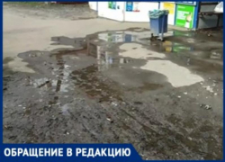Из-за беспечности собственника магазина в Таганроге годами грязь на остановке общественного транспорта