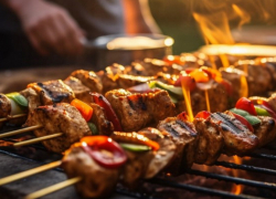 Шашлык без вреда: как выбрать мясо, уголь и маринад, чтобы майские прошли с пользой
