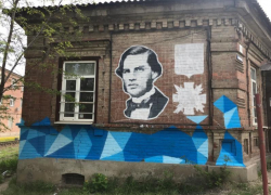 Портрет историка Лакиера пишет художник Антон Тимченко на доме в Таганроге