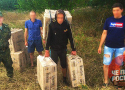 Сигарет на 1 млн рублей пытались принести на себе два контабандиста под Таганрогом