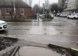 После дождей Таганрог превращается в Венецию, а местные жители предлагают видеть целебные свойства в местной грязи