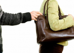 20-летний злоумышленник вытащил дорогой телефон из сумки таганроженки