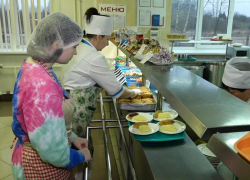 Столовые таганрогских школ получат новую мебель и оборудование