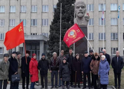  Юные и пожилые коммунисты Таганрога восхваляли Ленина у его памятников