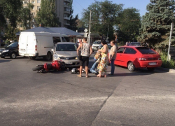 В Таганроге автомобиль «Ниссан Тиида» сбил мотоциклиста на перекрестке