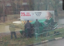 В Таганроге легковушка протаранила рекламный щит