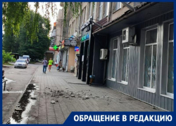 Со здания бывшего Механического колледжа Таганрога кирпичи сыпятся на прохожих