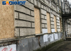 Заколотили окна и обнесли колючей проволокой здание бывшей больницы Таганрога