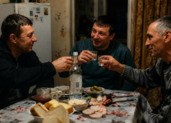 Обиженный житель Таганрога накинулся с ножом на своих собутыльников