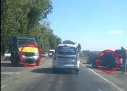 Грузовик и "иномарку" раскидало по трассе под Таганрогом