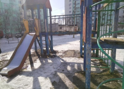 Таганроженка показала, как выглядит «убитая» детская площадка 