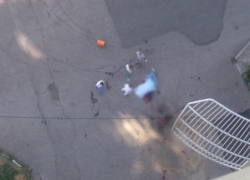 В Таганроге вновь из 17-этажки на Ломоносова выпал человек