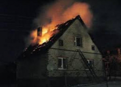 Пожарные спасли человека в горящем частном доме