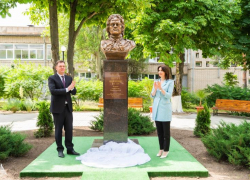 В таганрогском кампусе ЮФУ состоялась торжественная церемония открытия бюста Петра I