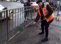 В Таганроге дорожники помыли Бакинский мост