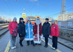 В Таганроге сотрудники транспортной полиции поздравили юных пассажиров на железной дороге