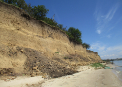Очередное исследование подтвердило: берег Таганрогского залива продолжает осыпаться 