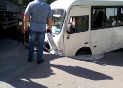 В Таганроге под землю ушла маршрутка